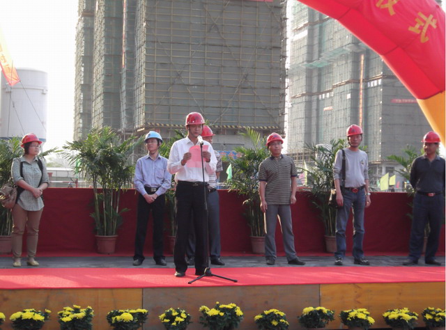 濱江和園保障房項目部舉行18層住宅樓封頂儀式