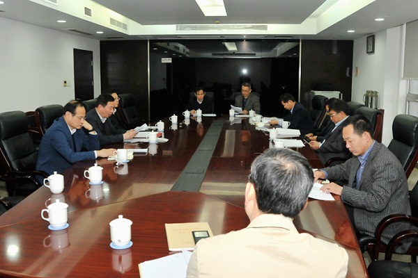 省住房城鄉(xiāng)建設(shè)廳黨組書記顧小平主持召開廳黨組會(huì)議，專題學(xué)習(xí)黨的十八屆六中全會(huì)精神